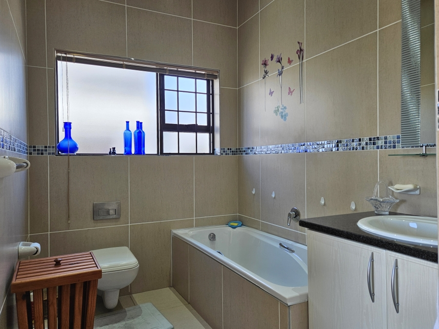 5 Bedroom Property for Sale in Wavecrest Eastern Cape
